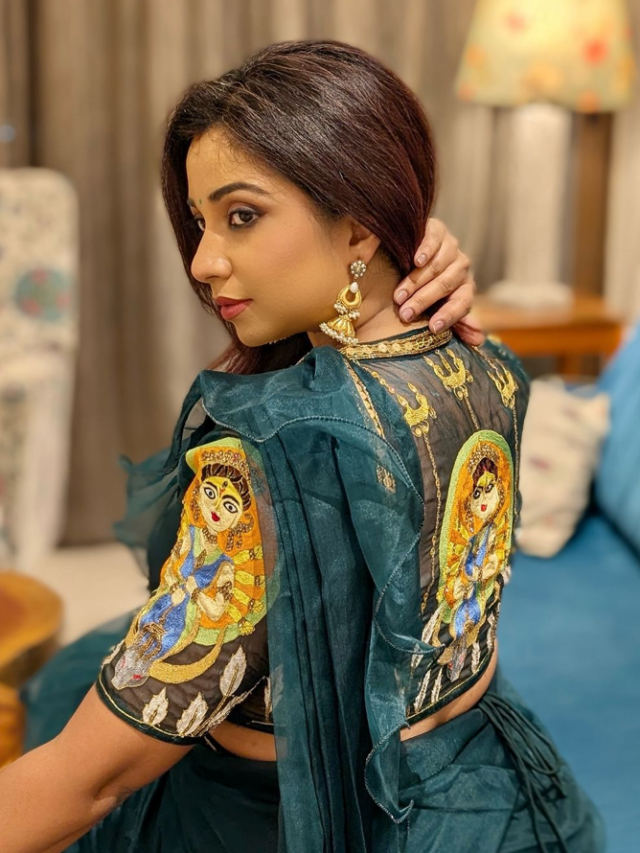 Shreya Ghoshal In Durga Maa Embroidered Saree