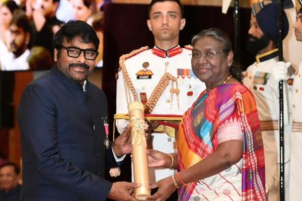 Megastar receives Padma Vibhushan - Telugu360