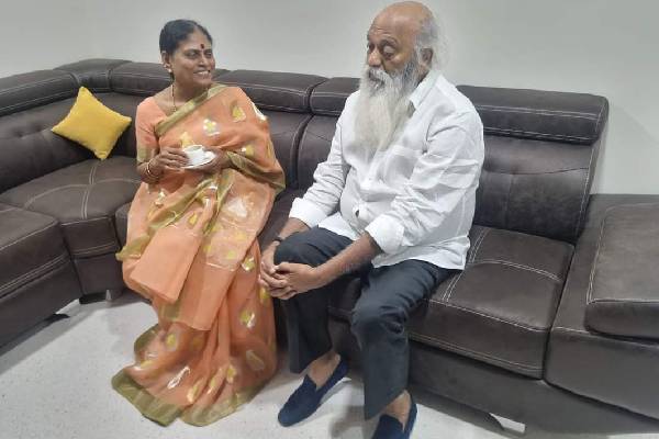 JC Prabhakar Reddy met Vijayamma at Lotus Pond